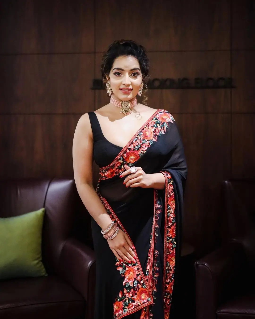 MALAYALAM ACTRESS MALAVIKA MENON IN BLACK SAREE SLEEVELESS BLOUSE 4